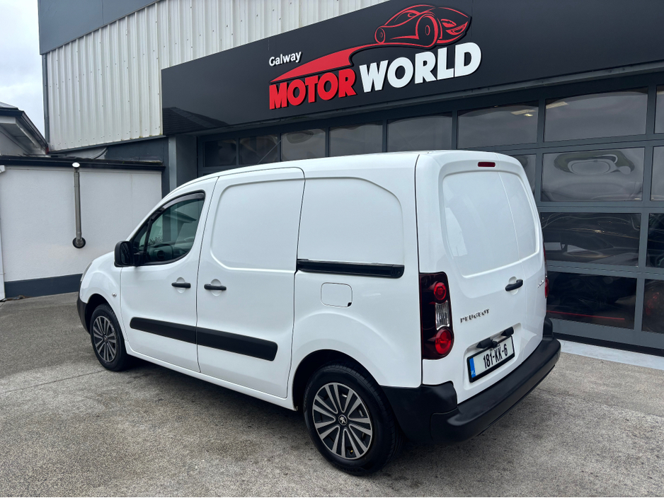 2018 Peugeot Partner - image 2