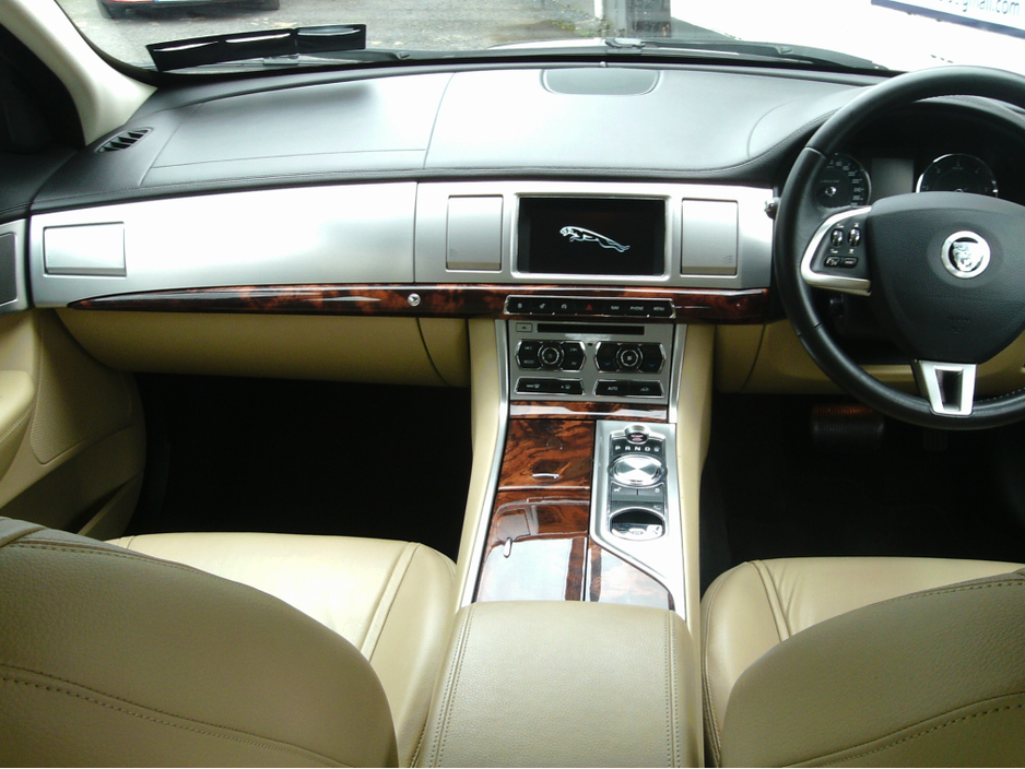 2014 Jaguar XF - image 6