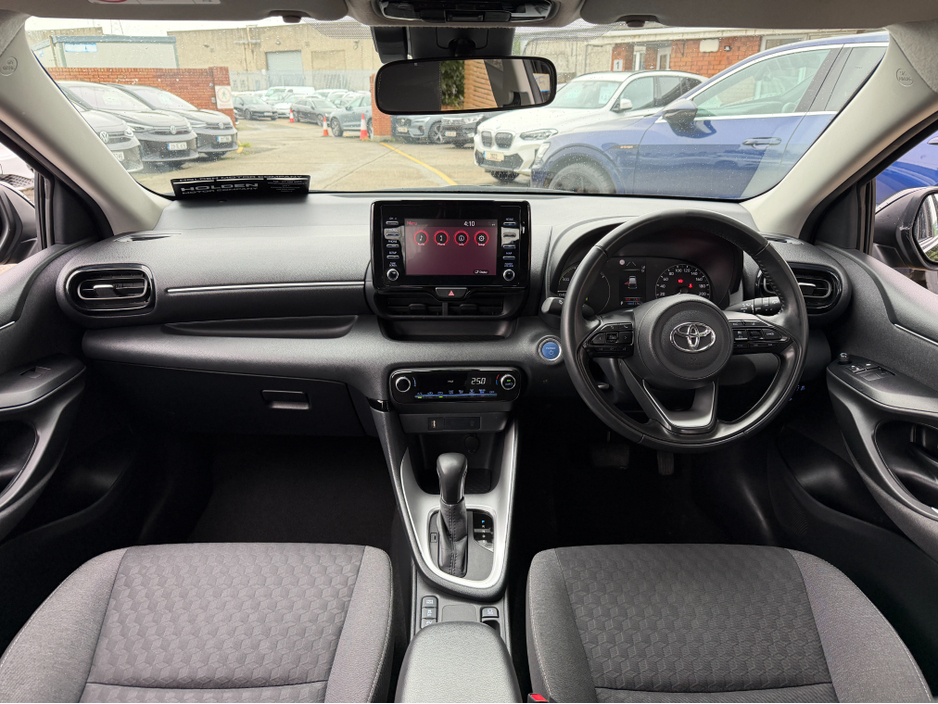 2023 Toyota Yaris - image 25