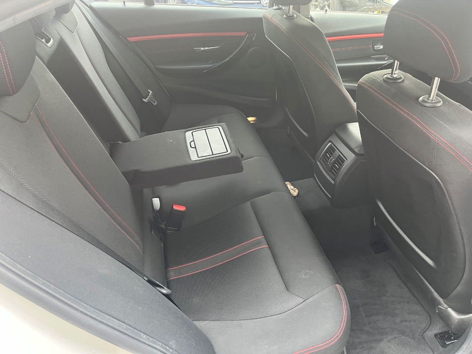 2016 BMW 3 Series - image 7
