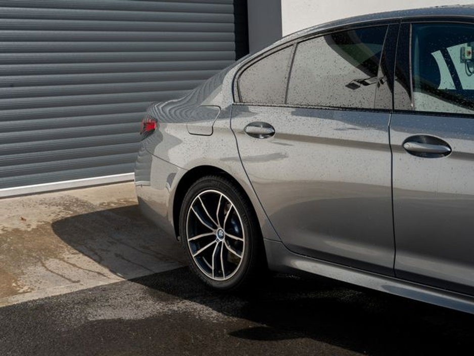 2022 BMW 5 Series - image 4