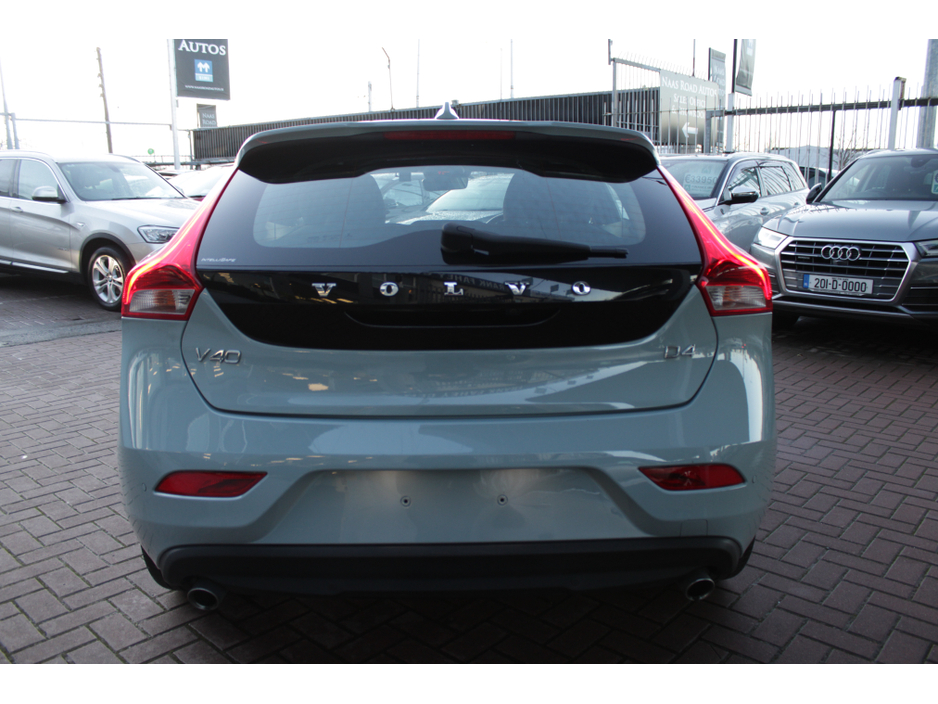 2017 Volvo V40 2.0D4 MOMEMTUM EDITION 180HP 5DR HATCHBACK AUTOMATIC // HUGE SPEC // 1 OWNER CAR WITH 112,355 KM'S // WELL WORTH VIEWING // BUY WITH CONFIDENCE AA AND SIMI APPROVED DEALER 2026 // FINANCE ARRANGED // €15,950