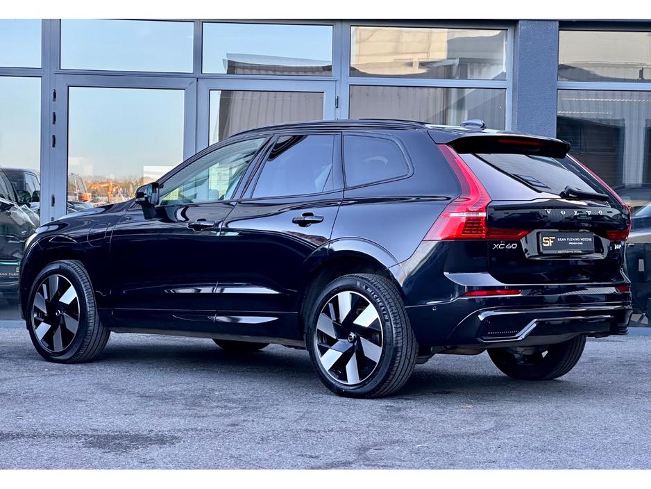 2025 Volvo XC60 - image 4