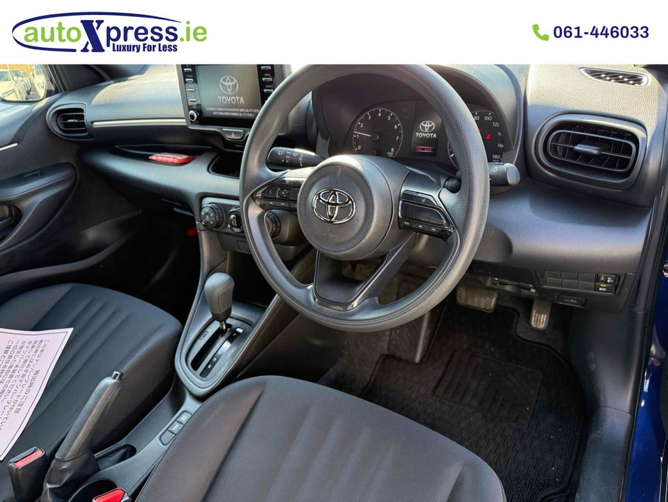 2023 Toyota Yaris - image 4