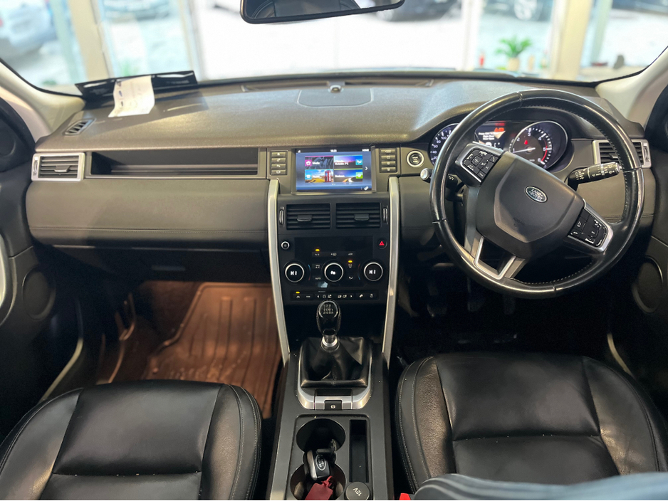 2015 Land Rover Discovery - image 14
