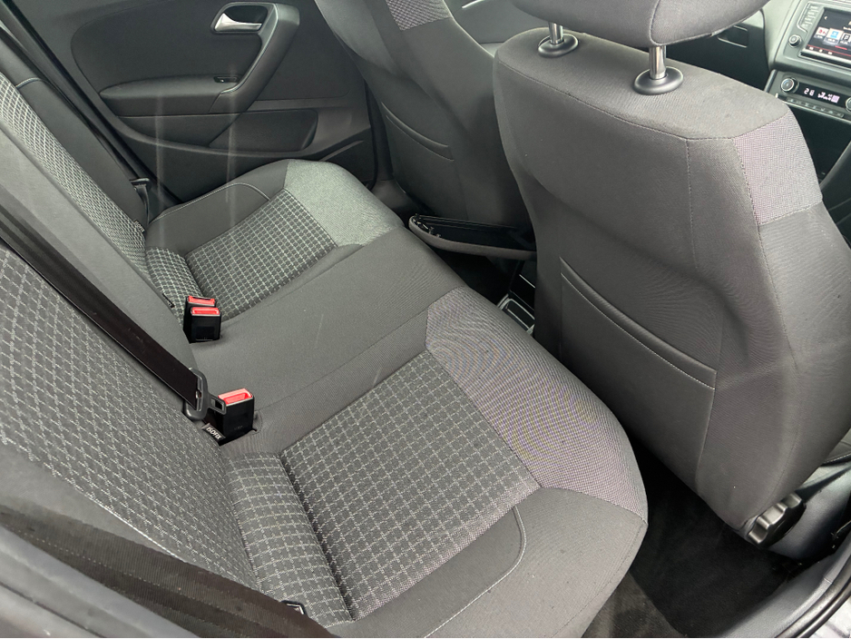 2015 Volkswagen Polo - image 9