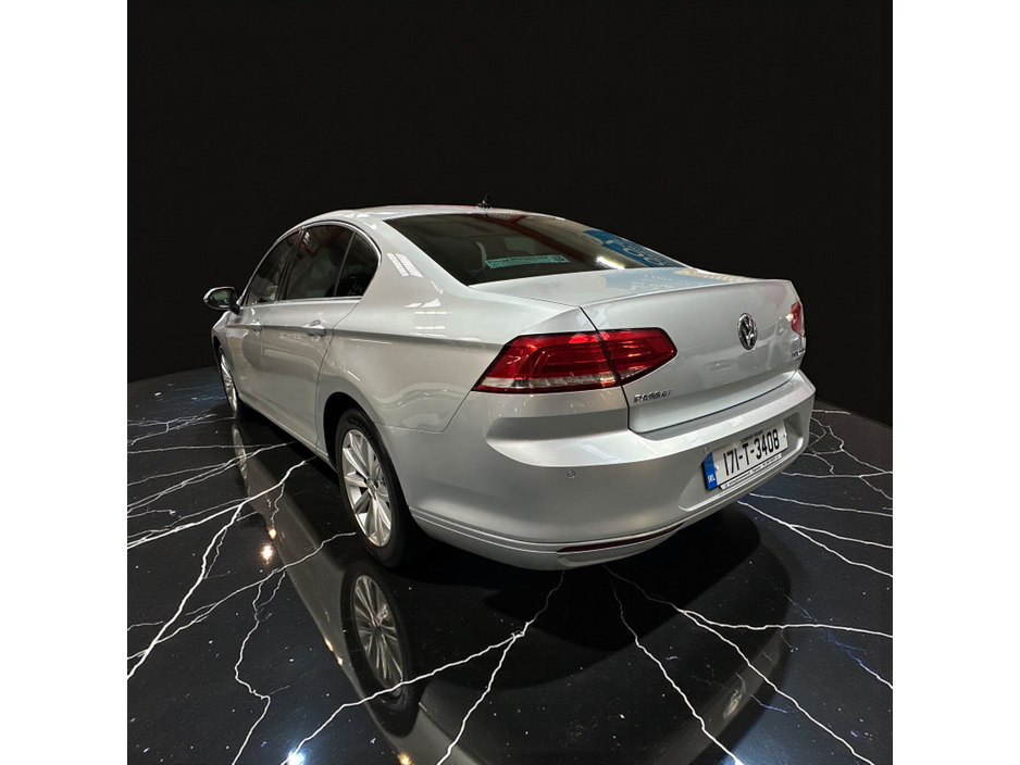 2017 Volkswagen Passat - image 11