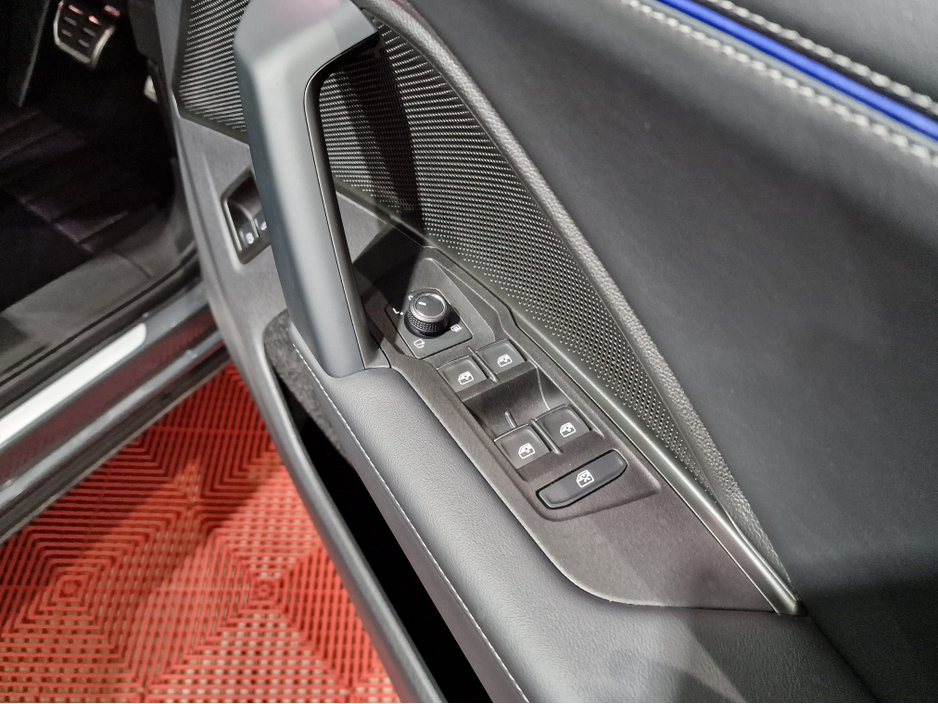 2025 Volkswagen Tiguan 1.5TSi PHEV R-LINE AUTOMATIC **ONE OWNER / NEW MODEL / APPLE CARPLAY / ADAPTIVE CRUISE CONTROL / BLIND SPOT ASSIST / HEATED & MASSAGE FRONT SEATS / HEATED STEERING WHEEL / WIRELESS PHONE CHARGING** €50,900