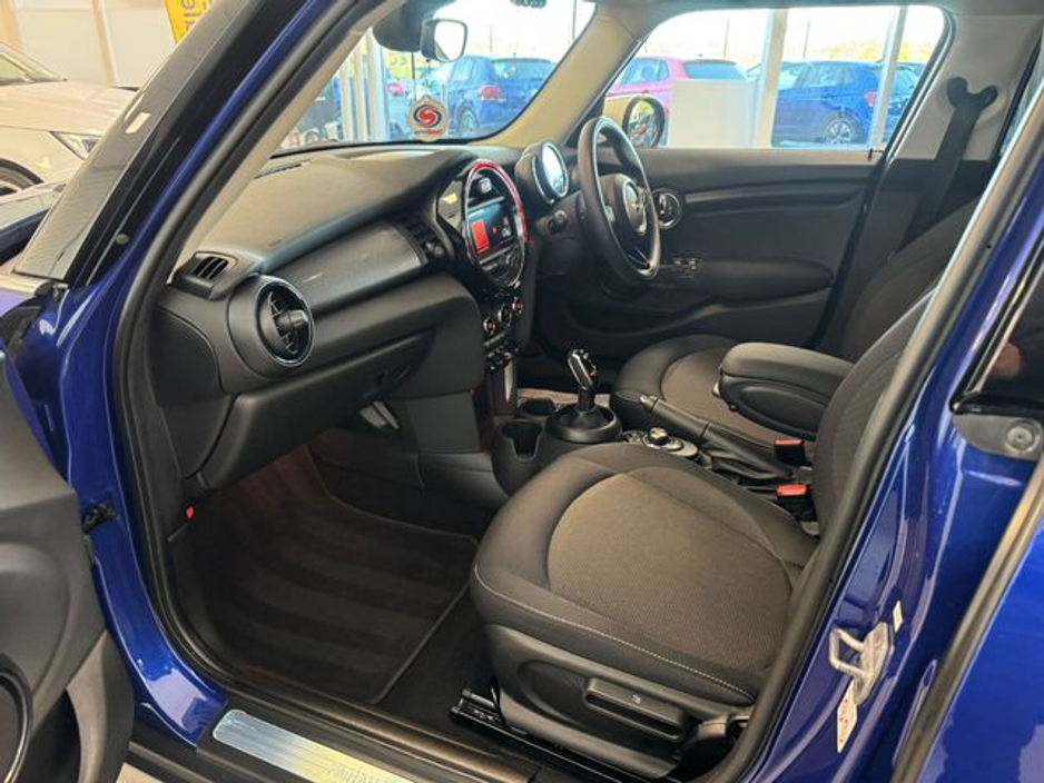 2020 MINI Cooper  €19,995