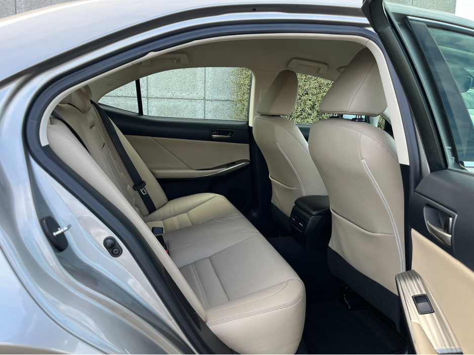 2018 Lexus IS 300 h - image 9