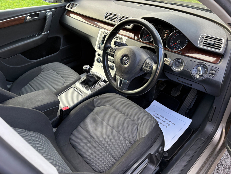 2012 Volkswagen Passat - image 7