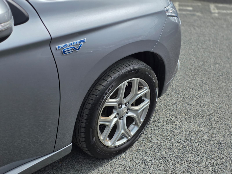 2014 Mitsubishi Outlander - image 22