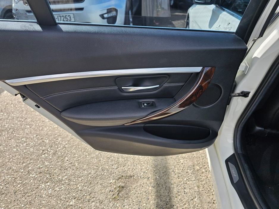2016 BMW 3 Series - image 22