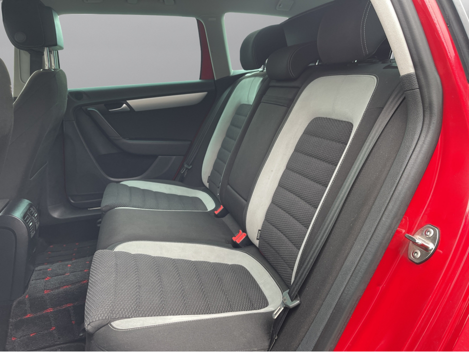 2015 Volkswagen Passat - image 12