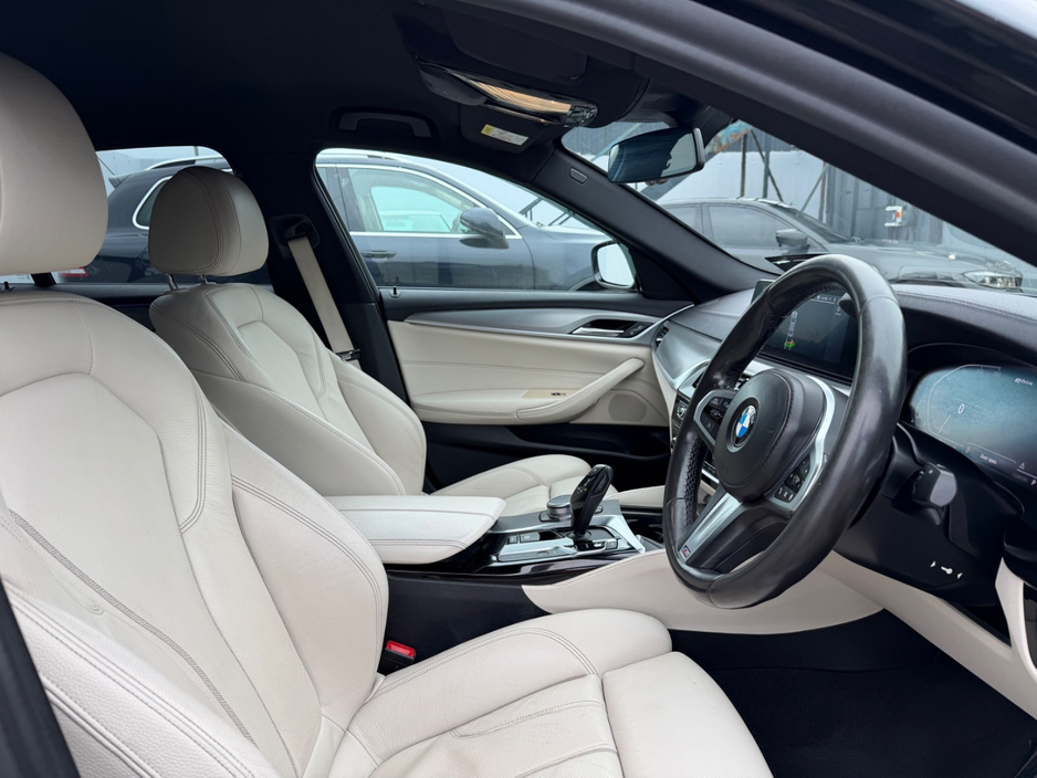 2019 BMW 5 Series - image 10