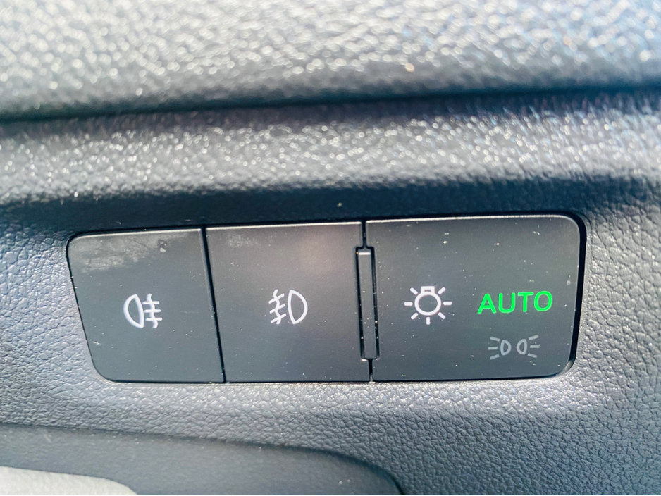 2021 Skoda Octavia - image 24