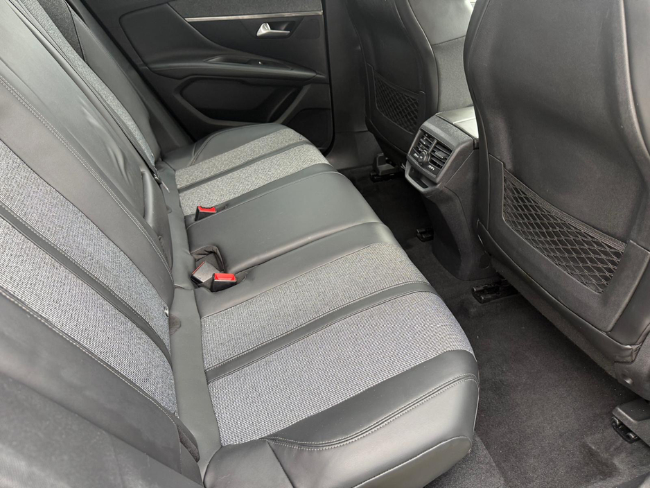 2017 Peugeot 3008 - image 8