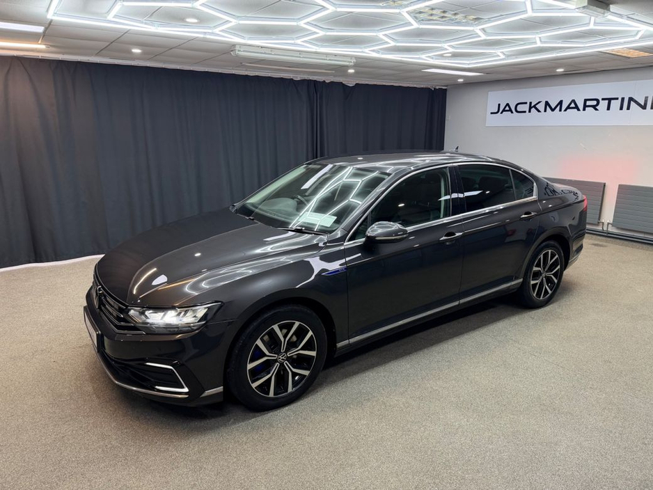 2022 Volkswagen Passat GTE S-A DSG €25,450