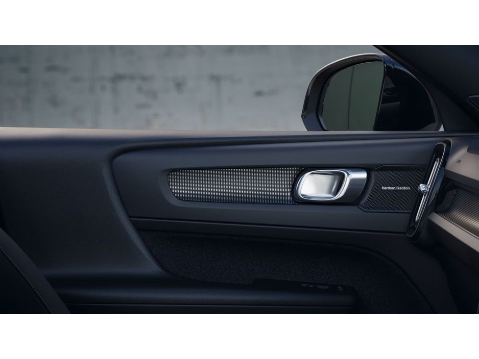 2026 Volvo EX40 - image 14