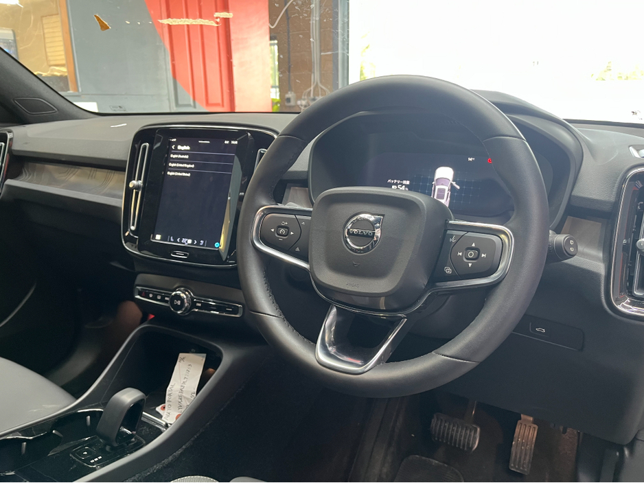 2022 Volvo XC40 - image 9