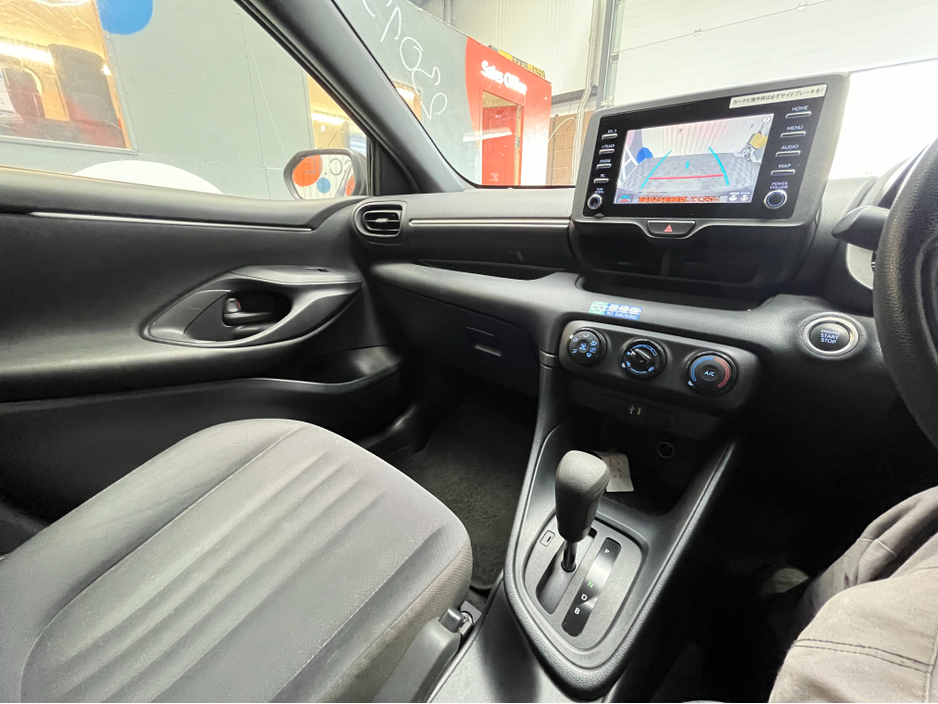 2021 Toyota Yaris - image 13