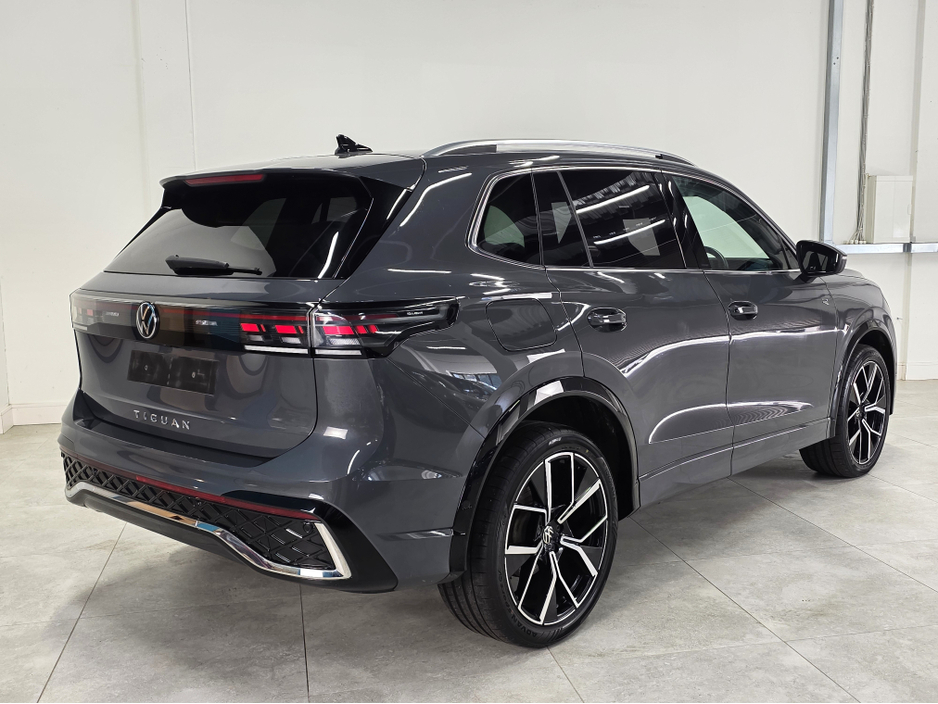 2024 Volkswagen Tiguan - image 7