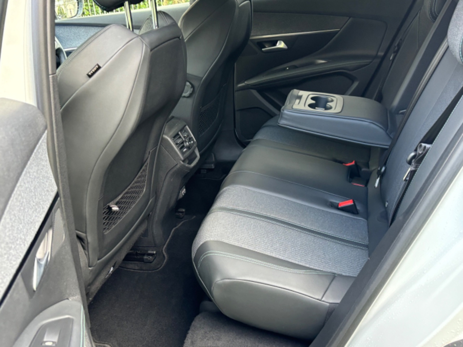 2021 Peugeot 3008 - image 9