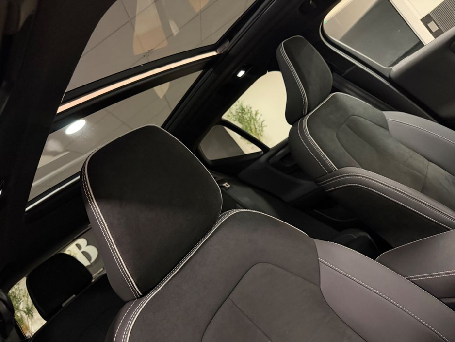 2023 Volvo XC40 - image 28