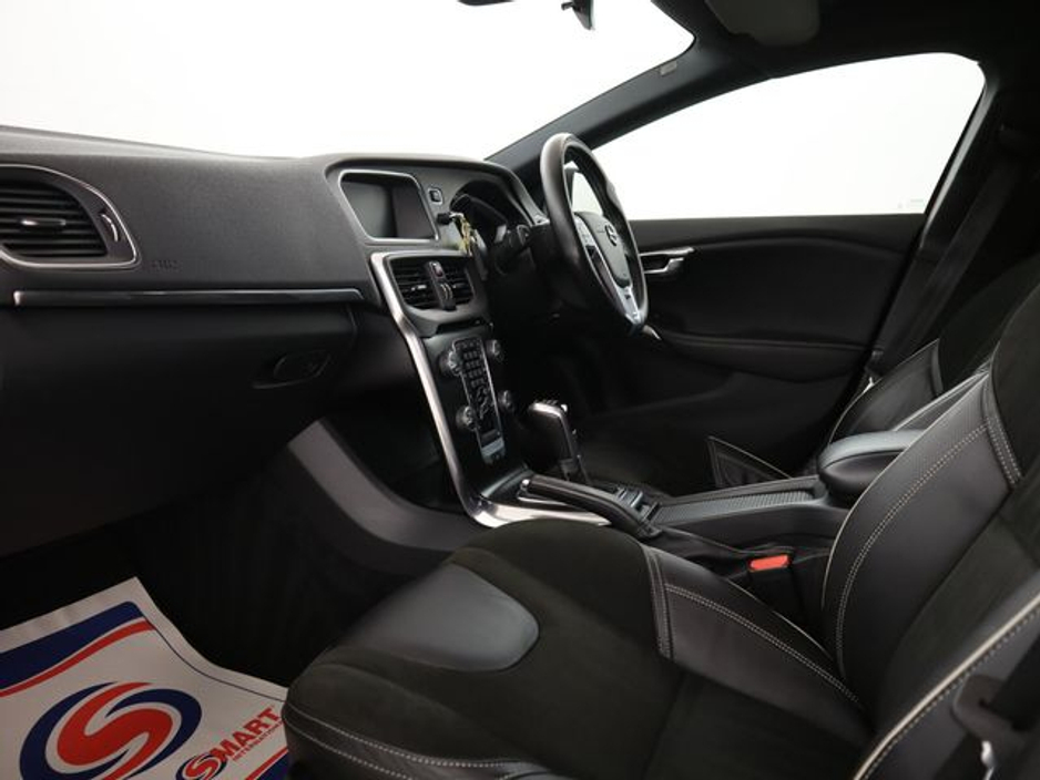 2016 Volvo V40 - image 15