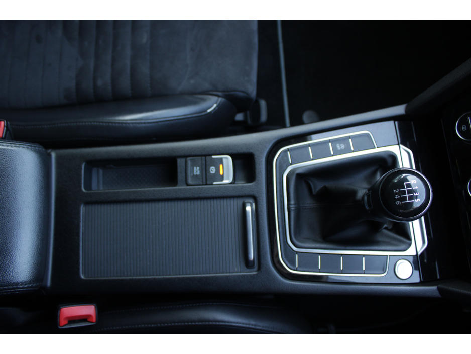 2015 Volkswagen Passat - image 14