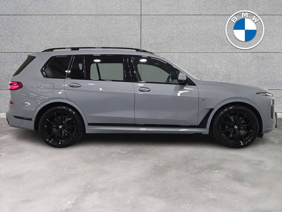 2023 BMW X7 - image 26