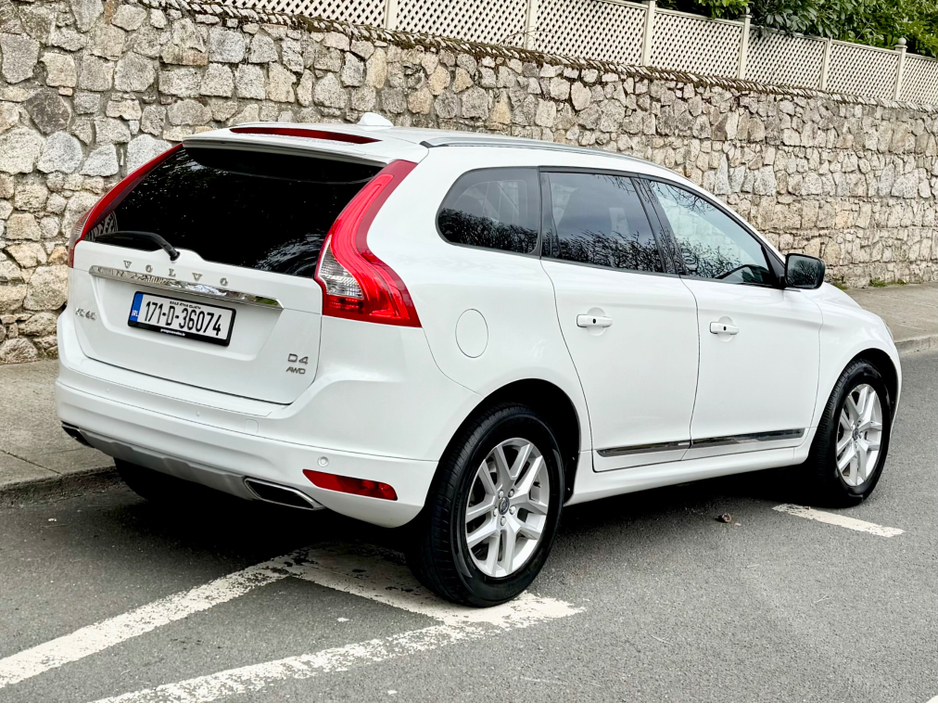 2017 Volvo XC60 - image 9