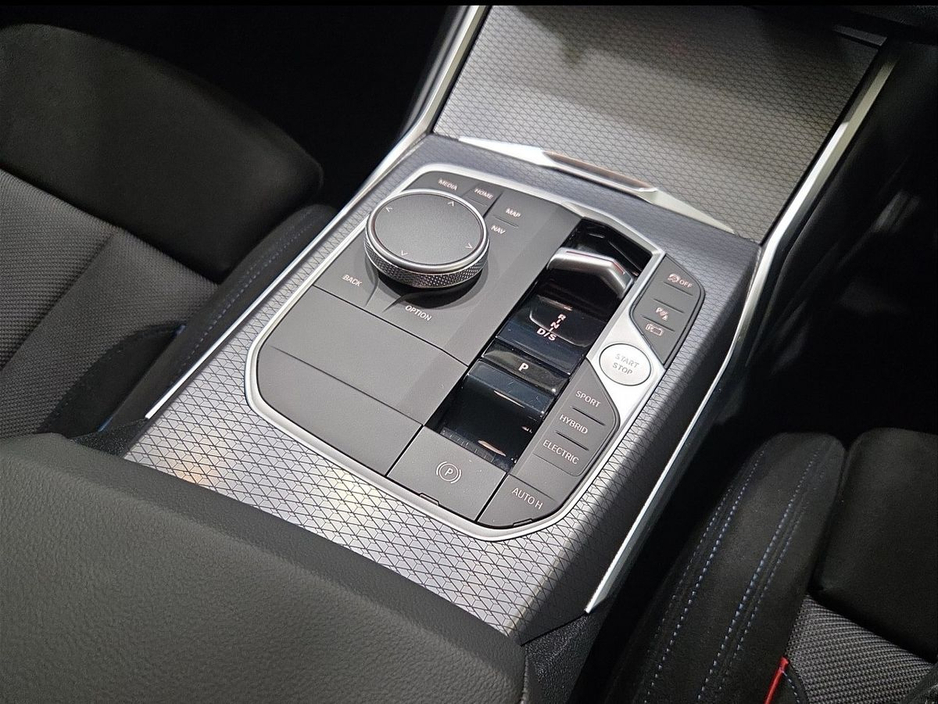 2025 BMW 3 Series - image 10