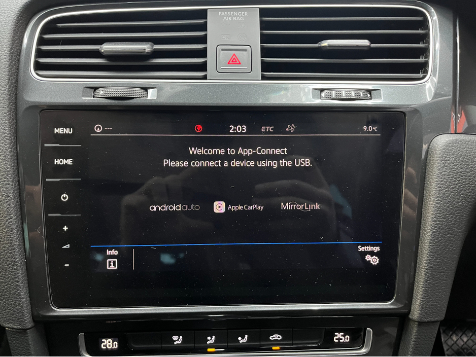 2018 Volkswagen Golf €17950! 2018 VOLKSWAGEN GOLF TSI CONFORT LINE 1.2 AUTOMATIC / CRUISE CONTROL / REVERSE CAMERA / PADDLE SHIFTERS / APPLE CARPLAY  AND MORE €17,950