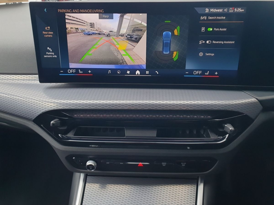 2025 BMW 3 Series - image 19