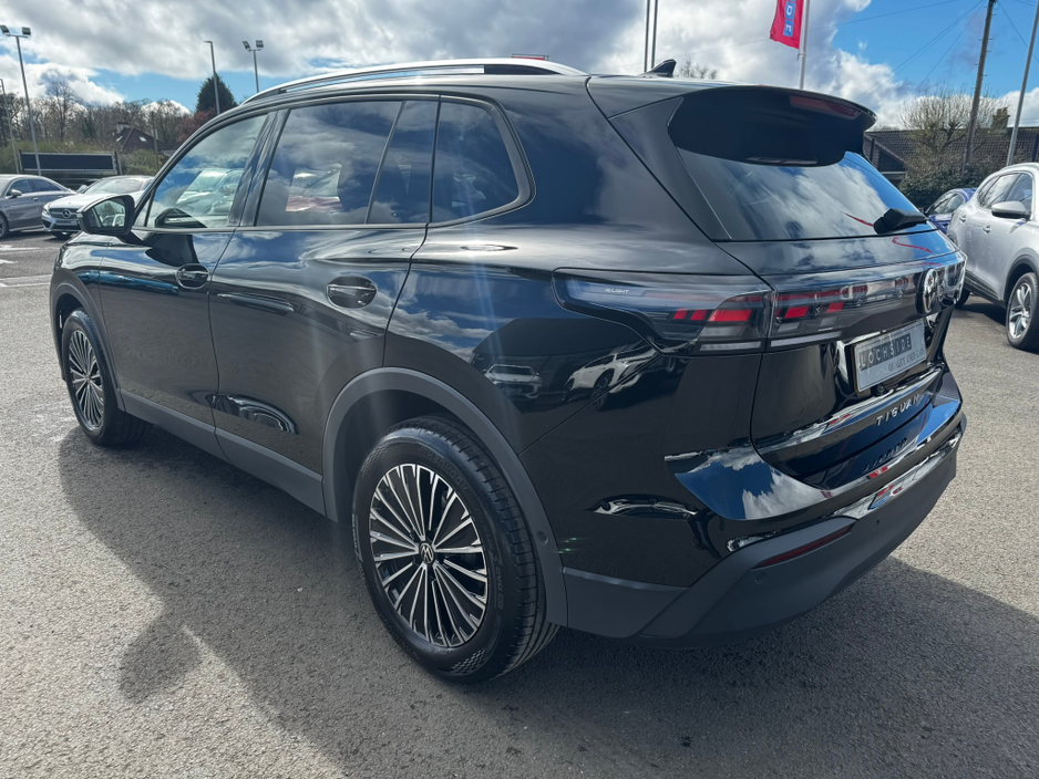 2025 Volkswagen Tiguan - image 2