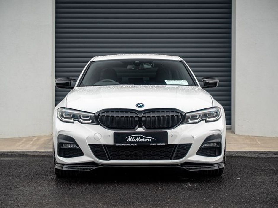 2022 BMW 3 Series - image 2