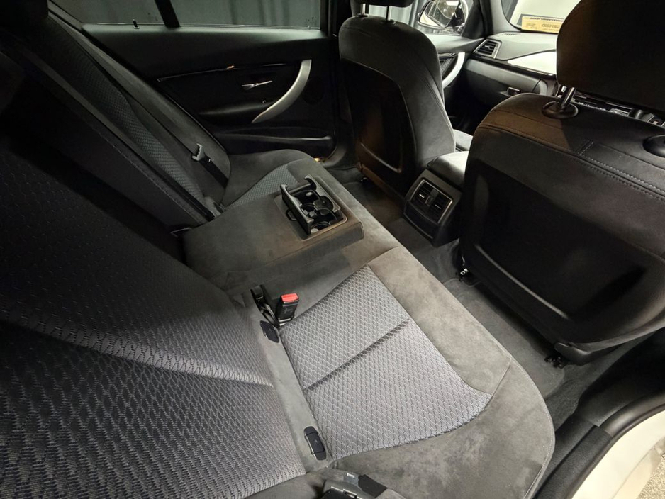 2017 BMW 3 Series - image 31