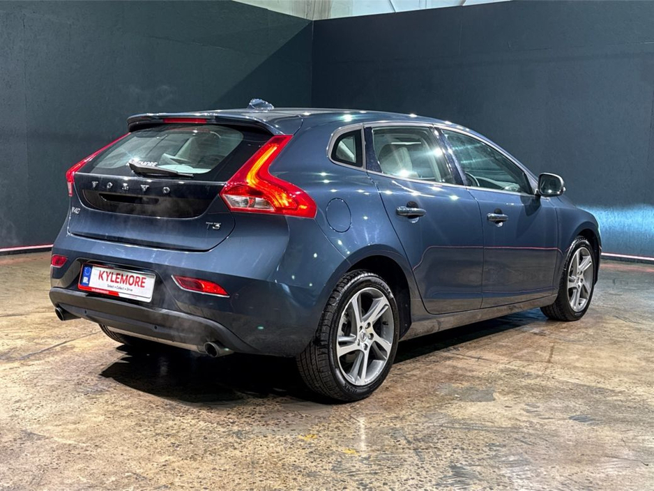2017 Volvo V40 - image 3