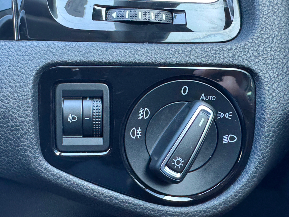 2014 Volkswagen Golf - image 22