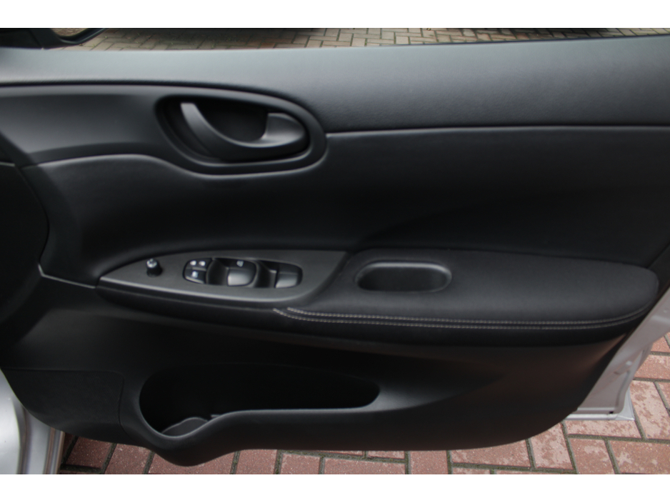 2018 Nissan Pulsar - image 10