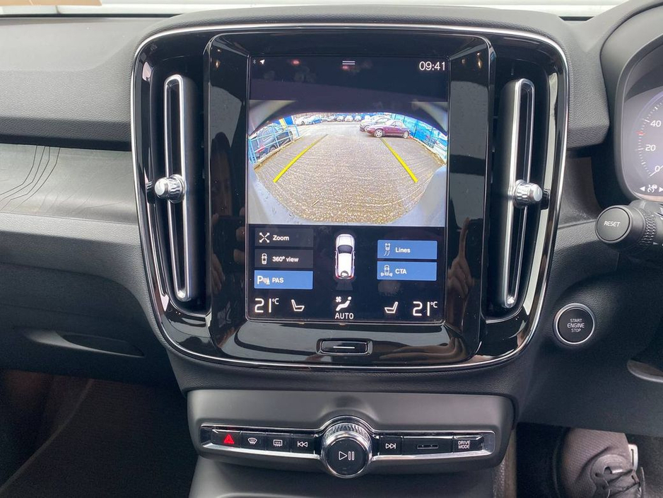 2022 Volvo XC40 - image 9