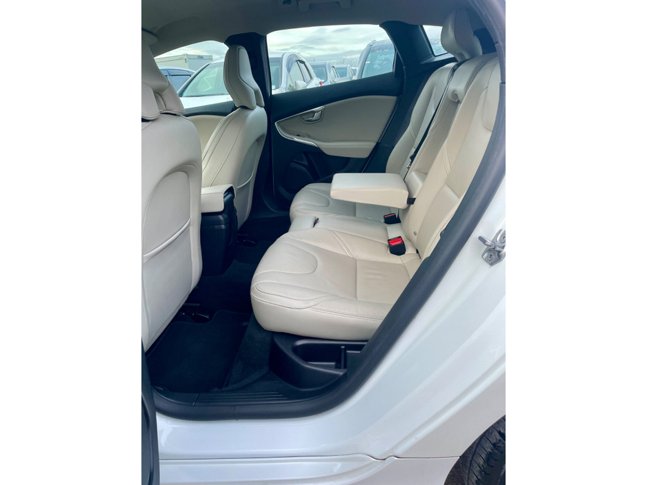 2017 Volvo V40 - image 22