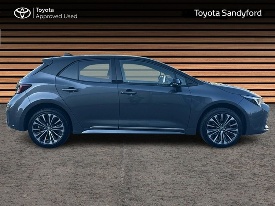 2025 Toyota Corolla - image 3