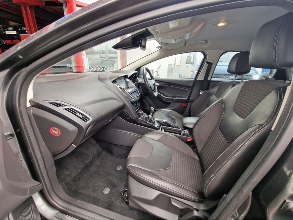 2016 Ford Focus - image 30