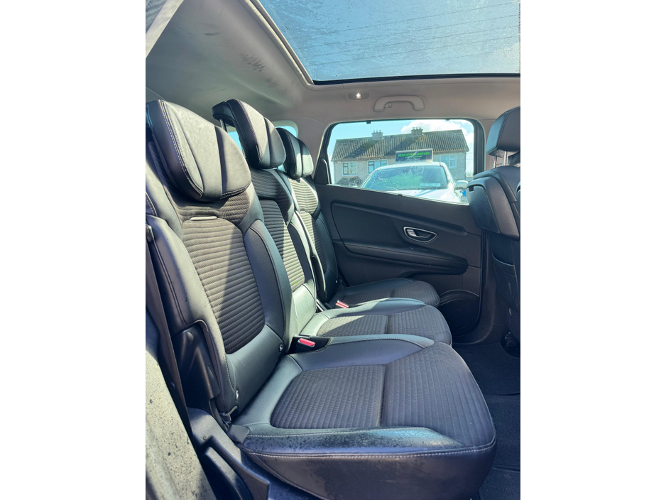 2017 Renault Grand Scenic - image 10