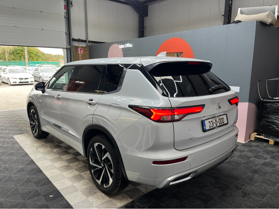 2023 Mitsubishi Outlander - image 4