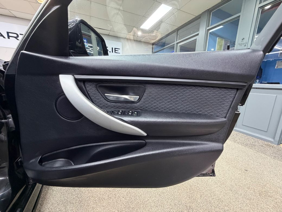 2016 BMW 3 Series - image 31