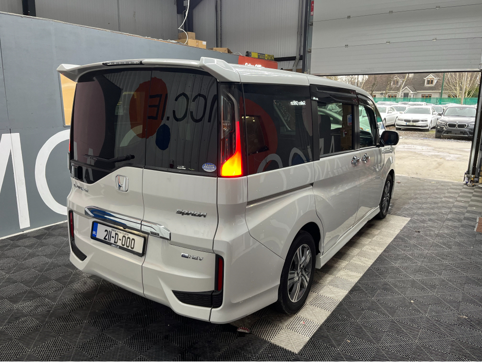 2021 Honda Stepwagon - image 2