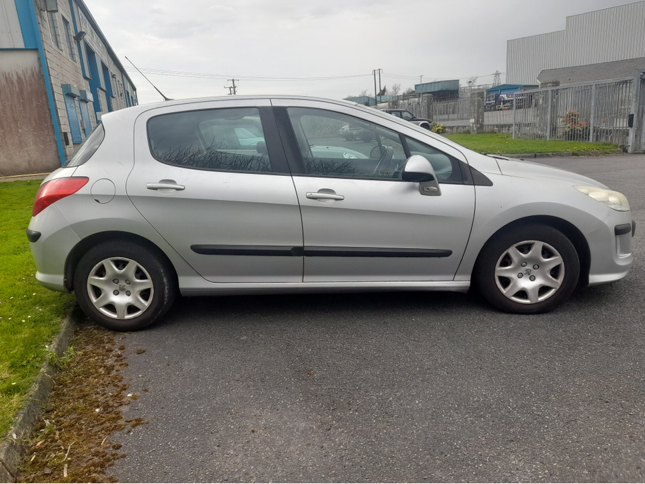 2008 Peugeot 308 - image 3